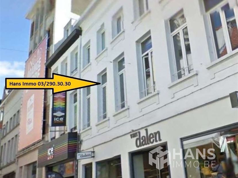 Agencement :<br />
Cet appartement se compose d'un salon de 30 m² avec parquet. <br />
Cuisine ouverte entièrement équipée de 18 m² avec parquet, comp