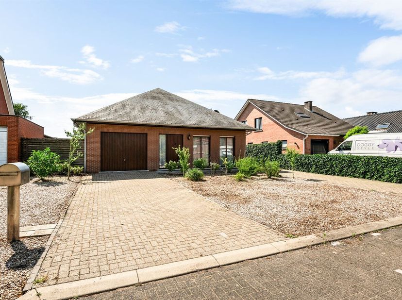 Te renoveren gezinswoning met 3 slaapkamers, ruime tuin en garage<br />
Gelijkvloers<br />
Via de inkomhal betreedt u de woning en krijgt u toegang to