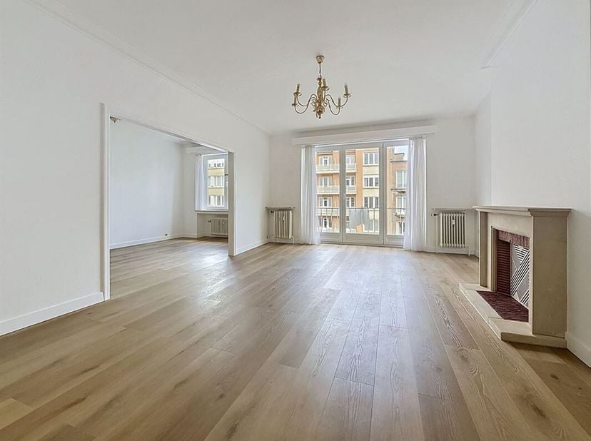 Dit prachtige appartement met 2 slaapkamers is ideaal gelegen aan de Avenue du Pesage 79-81 in Elsene, vlak bij de Avenue Franklin Roosevelt en het Te