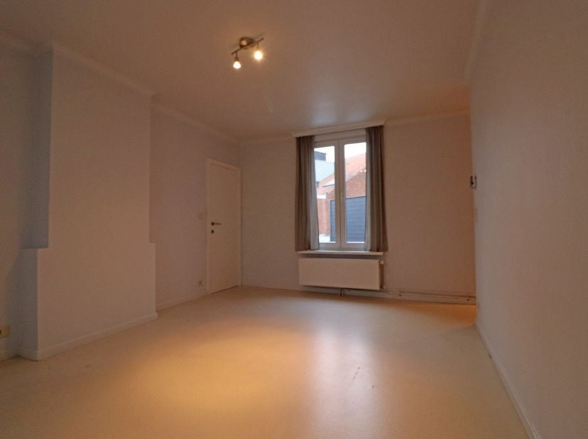 Appartement gelegen in het centrum van Wingene op wandelafstand van allerlei handelszaken, school, horeca ...<br />
<br />
Het appartement bevindt zic