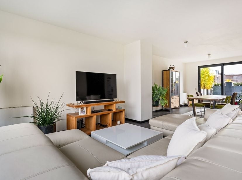Ligging: Dit penthouse is ideaal gelegen aan de levendige Bredabaan, in het hart van Brasschaat. U bevindt zich op wandelafstand van winkels, horeca,
