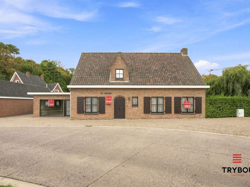 Bent u op zoek naar een ruime woning met veel mogelijkheden? Deze alleenstaande villa biedt met haar 5 slaapkamers, 2 badkamers, kelder en royale perc