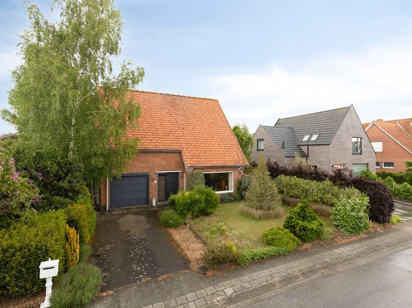 Op zoek naar een ruime gezinswoning met tuin in het centrum van Jabbeke? Deze charmante open bebouwing biedt een combinatie van ruimte, licht en priva