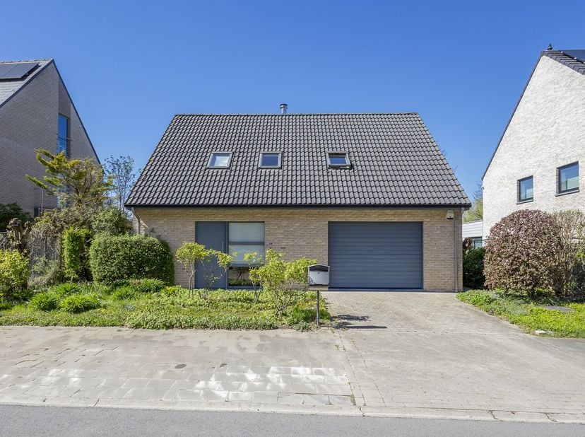 Instapklare en energiezuinige woning in rustige omgeving.<br />
Gelegen in verkeersluwe straat, nabij centrum Dilbeek.<br />
<br />
Deze vrijstaande w