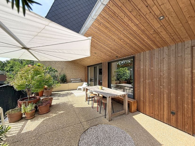 Deze energiezuinige BEN-woning is uitzonderlijk rustig gelegen langs de Oude Veurnevaart in Nieuwpoort-Stad. Hier geniet u van een rustige woonomgevin