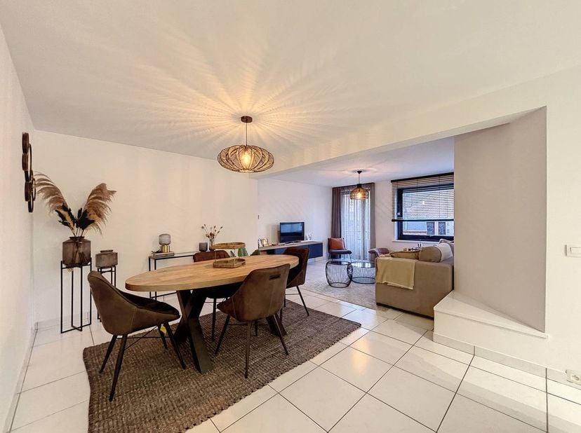 In de Hermans-Lybaertstraat vinden we dit leuk appartement met 1 slaapkamer te huur. Het appartement is voorzien van alle comfort en geniet van een mo