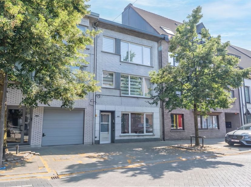 Dit investeringspand omvat drie afzonderlijke appartementen (ongeveer 90 m² bruto), die allemaal verhuurd zijn. Hierdoor geniet u vanaf de aankoop van