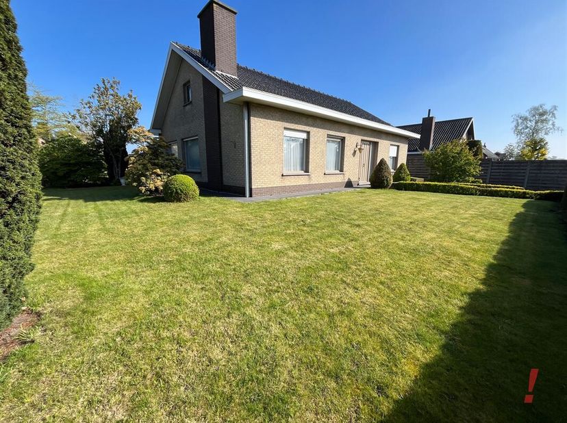 Alleenstaande woning op een hoekperceel van 926 m2.<br />
Deze woning heeft een inkomhal met vestiaire, ruime woonkamer met eet-en zithoek, koele berg