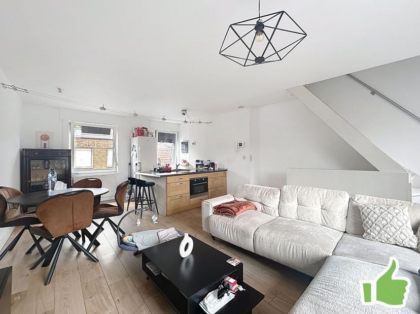 Maison avec 2 chambres, garage et cour, proche du centre-ville. <br />
<br />
au RDC: Hall d'entrée, garage avec espace buanderie, cour. <br />
au