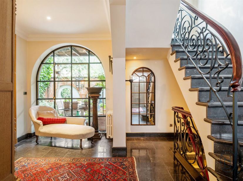 Ontdek deze exclusieve herenwoning met zonnige stadstuin<br />
Achter deze statige gevel schuilt een uitzonderlijke herenwoning waar authenticiteit, c