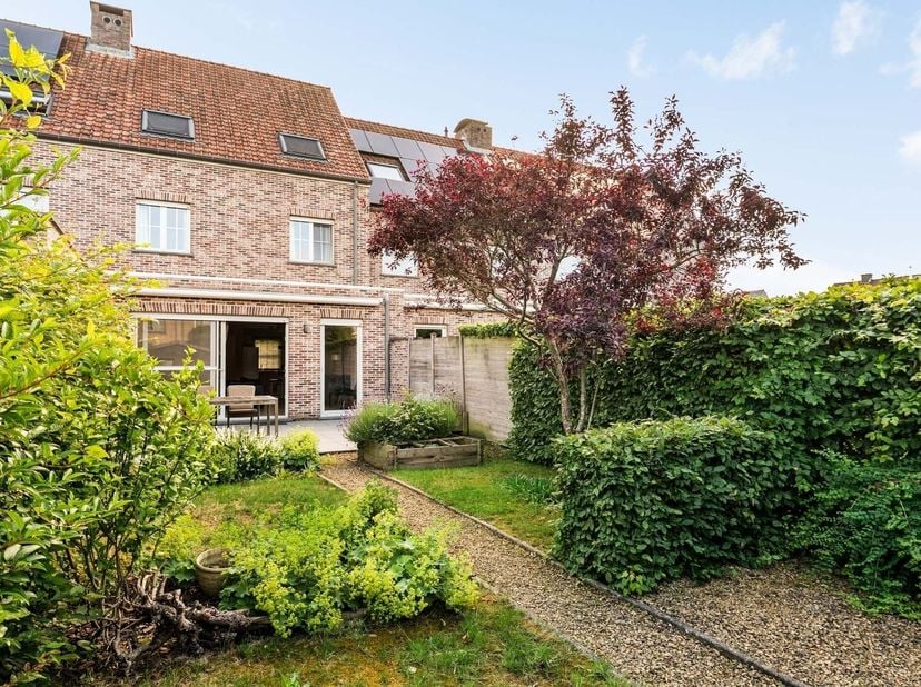 Instapklare rijwoning in een exclusief, afgesloten woonerf.<br />
<br />
Deze charmante rijwoning is gelegen in een uniek en rustig woonerf bestaand
