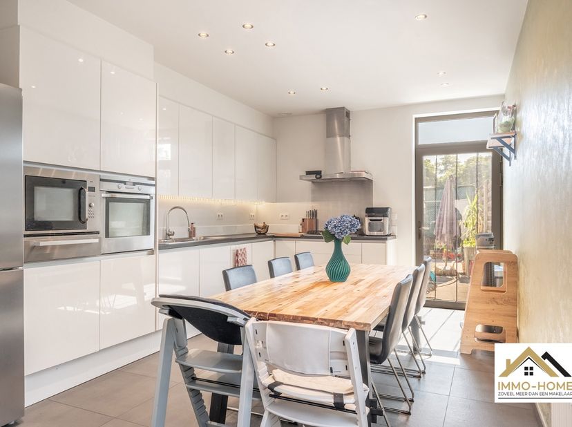 Deze perfect instapklare woning ontvangt je in een handige inkomhal, en zo kom je verder tot in de leefruimte met open keuken. De hoge plafonds zorgen