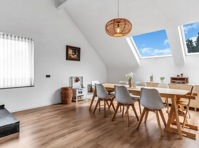 Dit ruime duplex-appartement combineert een praktische indeling met een aangename woonoppervlakte van maar liefst 160 m². Dankzij de doordachte opbouw