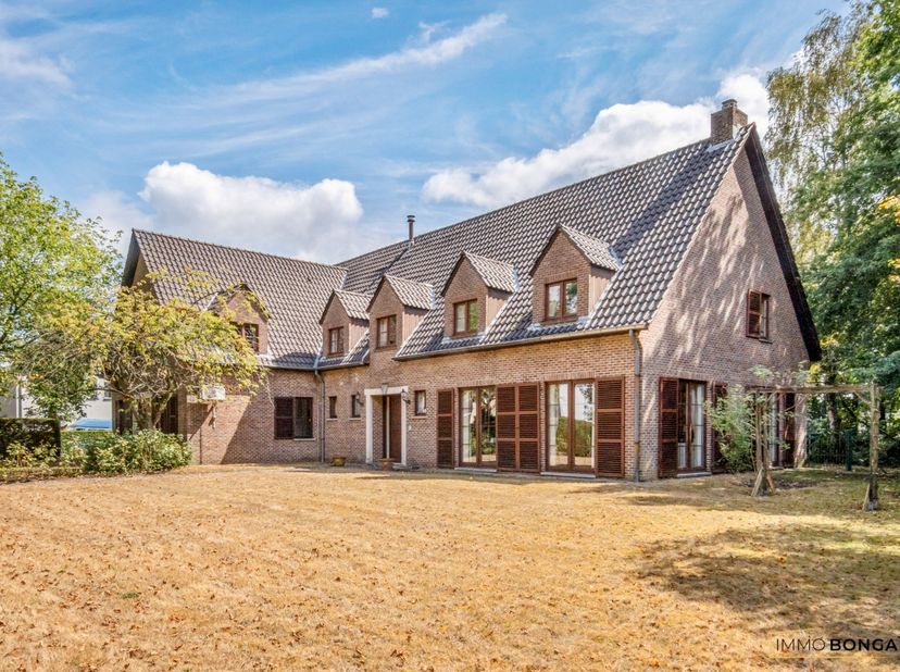 Op een perceel van maar liefst 21a45ca vinden we deze prachtige villa, gelegen in een rustige en aangename omgeving van Houthalen-Oost. De woning comb