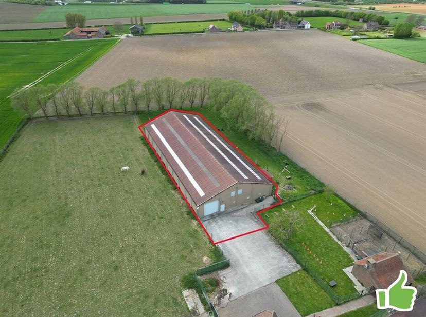 Situé à la campagne, dans un environnement calme, isolé et entièrement à l'abri des regards, ce magnifique entrepôt développe une superficie d'environ