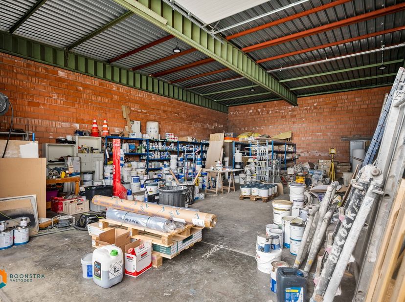 Op een uitstekende locatie in het Industriepark te Heist-op-den-Berg bevindt zich deze magazijnruimte voorzien van een hoge toegangspoort. U geniet hi