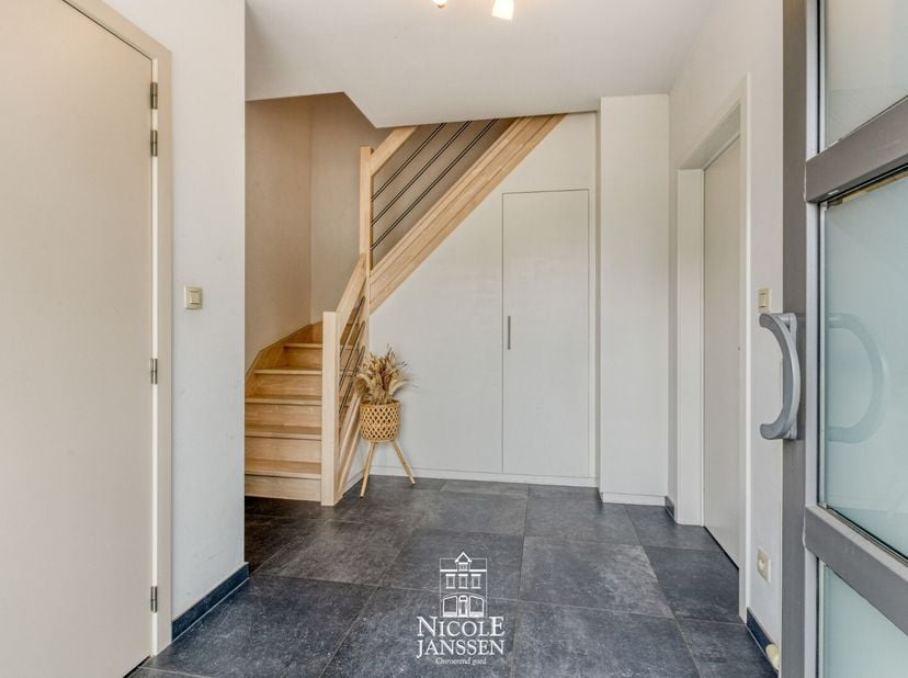 Deze instapklare halfvrijstaande woning is verrassend ruim ingedeeld en heeft een toffe ingesloten achtertuin met gezellig overdekt terras.  Met zijn