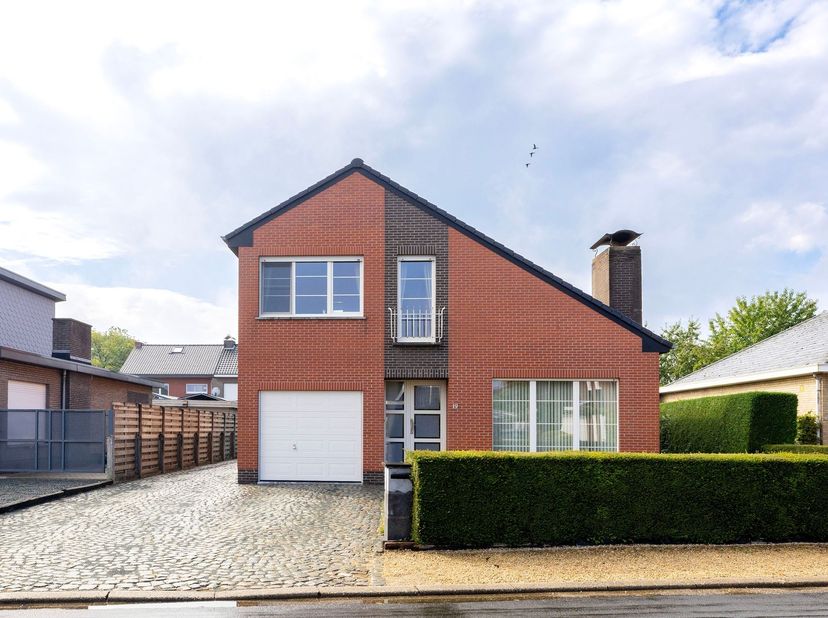 Charmante woning met 3 slaapkamers, zolder, garage en leuke tuin op een toplocatie te Itegem! Deze gezellige woning is gelegen in een groene omgeving,