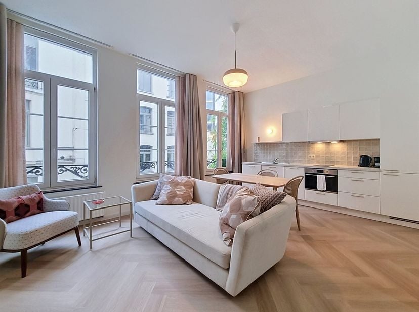 Wijk Dansaert – In een mooi gebouw, prachtig gemeubileerd appartement van +/- 36 m² op de 3e verdieping zonder lift, bestaande uit een hal, een mooie