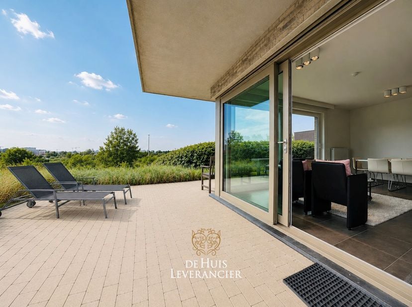 Droom je van een plek waar rust, natuur en comfort centraal staan?<br />
<br />
Dan zal dit ruime instapklare gelijkvloerse hoekappartement in het exc