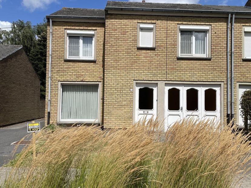 Halfopen woning gelegen dichtbij het centrum van Gits.  In een rustige en groene buurt.  Bouwjaar 1965, uitgebreid en gerenoveerd in 1995.  Aparte gar