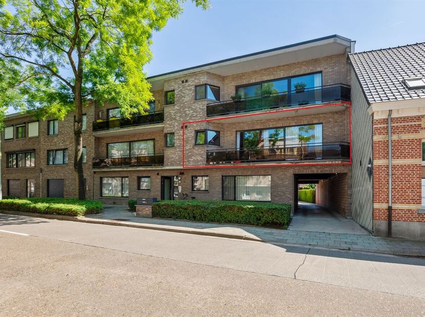 Ruim appartement met 3 slaapkamers, garage en 2 terrassen op toplocatie in Brasschaat, Van Hemelrijcklei 61. <br />
Het appartement bevindt zich op wa