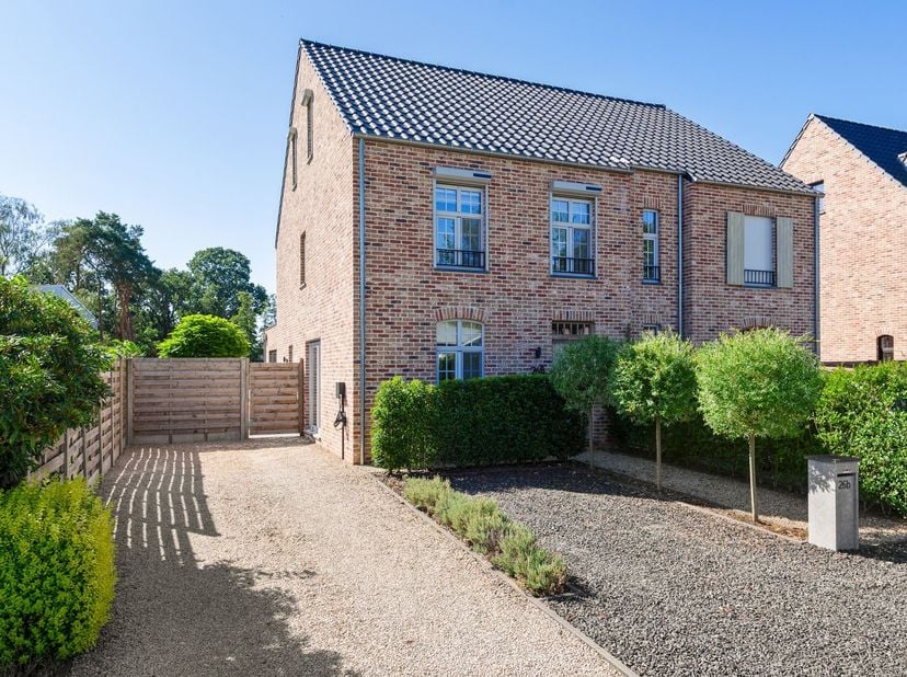 LIGGING:<br />
<br />
Welkom in de Lijsterstraat 26B te Katermeer (Paal), waar u dagelijks geniet van rust, privacy en een landelijke omgeving. Tege