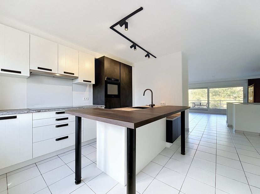 Dit ruime appartement is rustig gelegen en bevindt zich op enkele stappen van zee.&amp;nbsp; Het appartement werd recent gerenoveerd. Er is een ruim terra