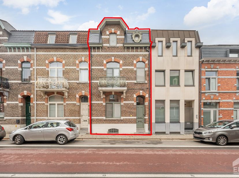 [[ DIT PAND NEEMT DEEL AAN DE ERA OPEN HUIZEN DAG OP 19/9 VAN 9:30 TOT 10:30 ]] Dit unieke herenhuis is gelegen op een absolute toplocatie op wandelaf