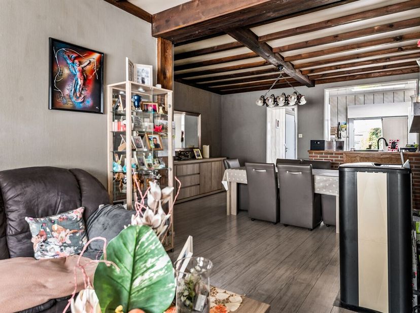 In het hart van Merksem te Grasbloemstraat bevindt zich deze sfeervolle woning. Scholen, winkels, gezellige horecazaken en het openbaar vervoer bevind