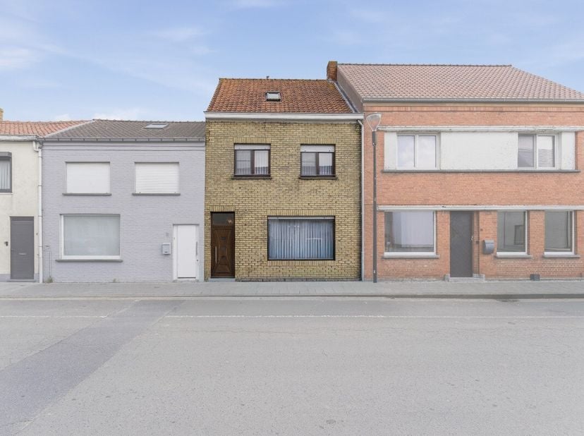 Te koop: charmant gesloten huis in het centrum van Alveringem, met een zonnige tuin en een lichtrijke leefruimte. Deze woning ligt centraal in Alverin