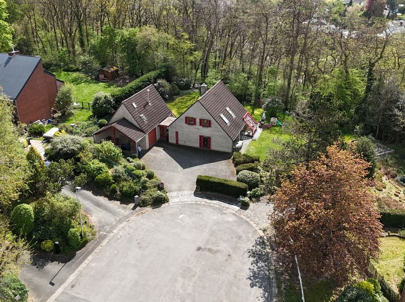 Limal – Située sur les hauteurs de Limal, au bout d’une rue en cul-de-sac au calme, AMELOT PROPERTIES vous présente cette villa familiale de 1988, dév