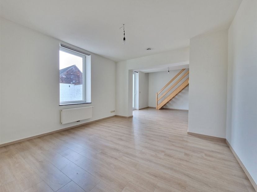 Mooie nieuwe duplex van 80m², gelegen in het centrum van Frasnes-lez-Buissenal, dicht bij alle faciliteiten, zeer goede isolatie waardoor een laag ene