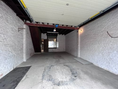                                         Entrepôt sans bureau à louer à Renaix, € 400
