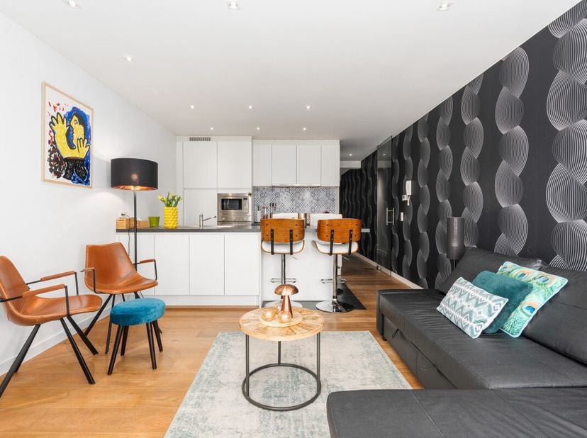 Te koop: gerenoveerd appartement in het centrum van Koksijde, op slechts 50 meter van de zeedijk en de duinen. Dit appartement, recent vernieuwd, comb