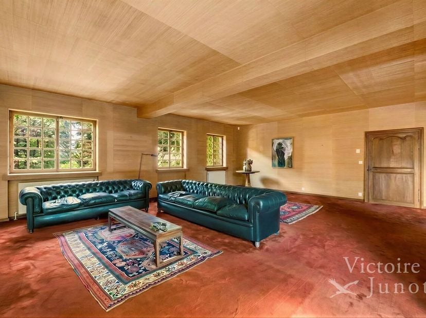 Victoire-Junot heeft het genoegen u exclusief voor te stellen deze opmerkelijke villa met 4 gevels, ideaal genesteld in een van de meest prestigieuze