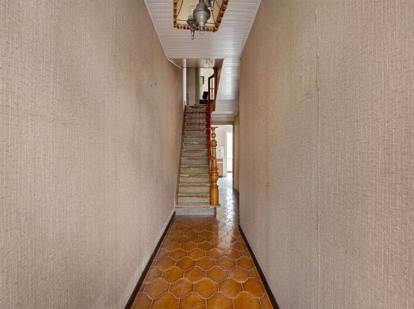 Cette maison à rénover est située dans la Paulus Beyestraat à Deurne. La propriété se trouve à quelques pas du Rivierenhof et bénéficie d'une bonne ac