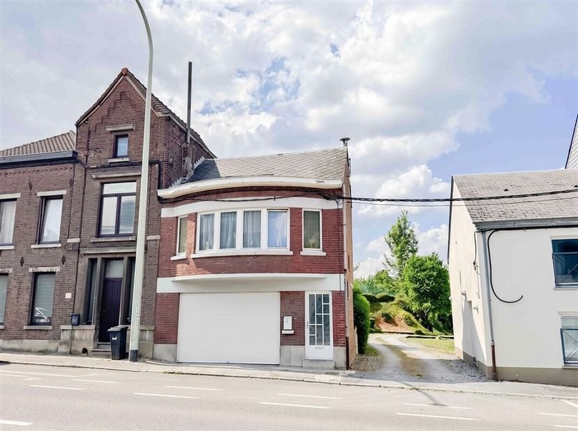 Dit gezellige huis met drie gevels in de bel étage-stijl ligt in Montigny-le-Tilleul, vlak bij het centrum en alle voorzieningen, en biedt mooie inric