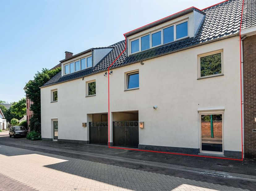 Gezinswoning met 2 slaapkamers (mogelijkheid tot 3) en tuin met carport<br />
Gelijkvloers<br />
Via de inkomhal betreedt u de woning. Aan de voorzijd