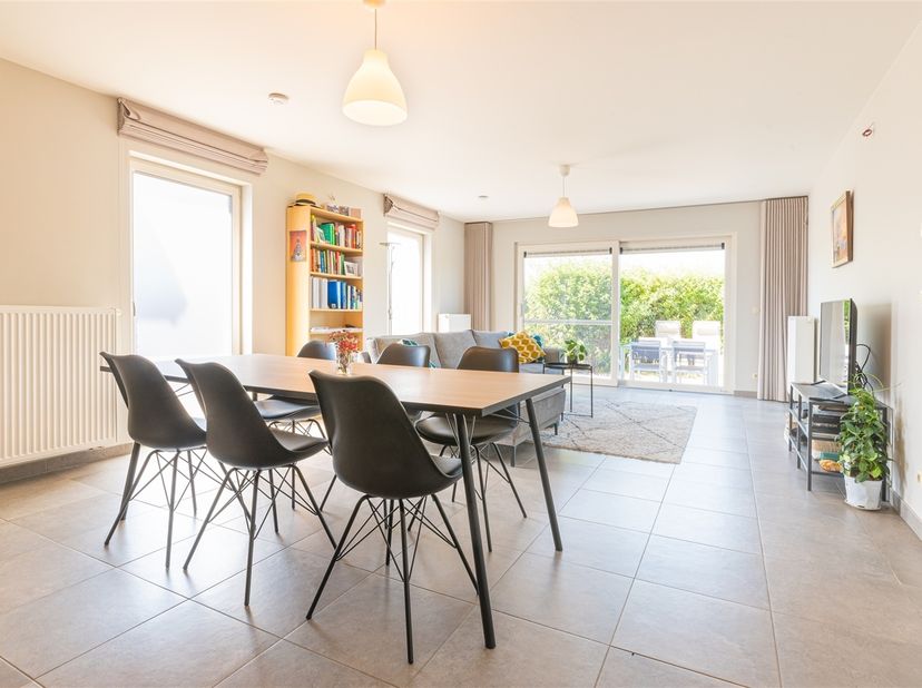BEZOEK? BEL 09/225.00.78. Dit gezellige gelijkvloers appartement met terras is gelegen nabij het centrum van Hamme-Zogge. Hier geniet u van een groene