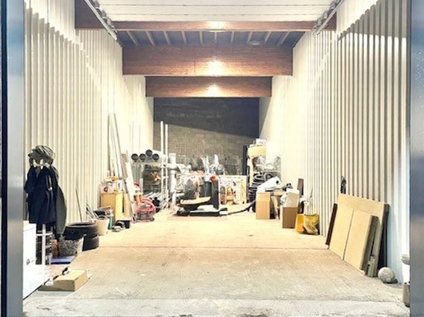 Magazijn voor opslag te huur op beveiligde site, voorzien van camerasysteem, toegankelijk via een geautomatiseerde poort met afstandsbediening; Locati
