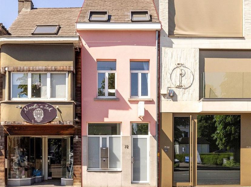 Charmante en energiezuinige woning met praktijkruimte te centrum Berlaar! <br />
De woning is gunstig gelegen in de dorpskern van Berlaar nabij allerh