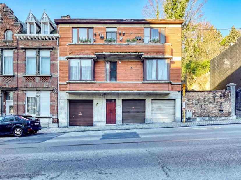 VASTE APPARTEMENT IDEALEMENT SITUE AVEC GARAGE<br />
<br />
Vaste appartement idéalement situé dans une petite copropriété (peu de charges communes) a