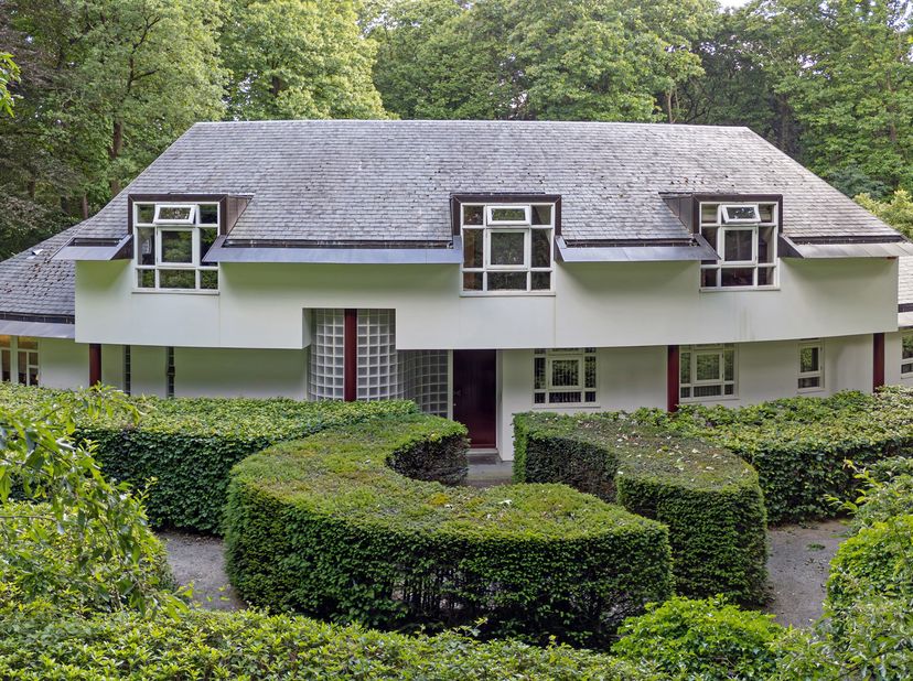 Charmante villa met specifieke architectuur op unieke groene locatie TE HEIDE met prachtige tuin dichtbij het centrum, station, winkels en scholen.<br