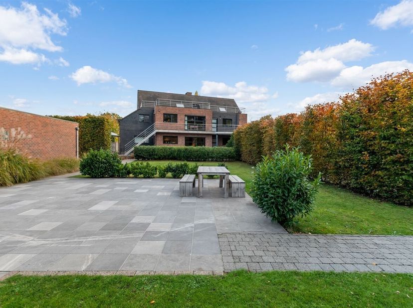 Nabij het centrum gelegen meergezins- of kangoeroewoning bestaande uit 2 volwaardige wooneenheden. Lift aanwezig, dienstig van kelder tot zolder !<br