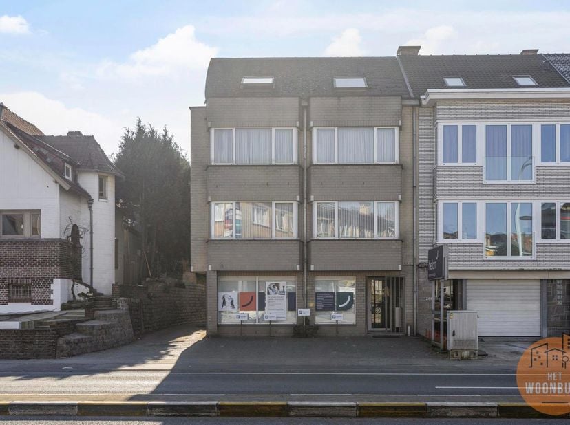 Dit gebouw van bouwjaar 1996 bestaat uit een handelsgelijkvloers en 3 appartementen. <br />
Het gebouw omvat op het gelijkvloers een handelsgelijkvloe