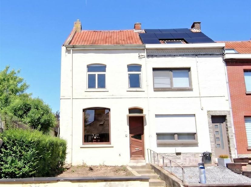 Maison familiale 3 chambres avec grand jardin et grenier aménageable Beau potentiel à Mouscron