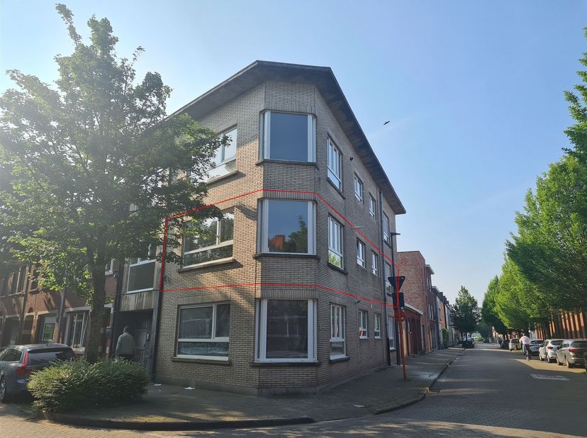 Instapklaar 2-slaapkamerappartement met zonnig terras<br />
<br />
Ligging: Het appartement is uitstekend gelegen in het verlengde van de jachthaven