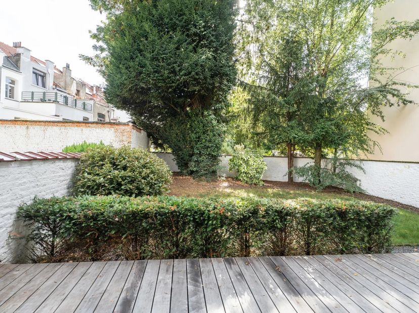 Victoire-Junot vous propose ce superbe appartement intégralement rénové profitant d'une entrée indépendante à rue (comme une maison) d'une superficie
