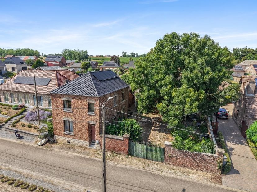 Bent u op zoek naar een woning met karakter, een ruim perceel en tal van mogelijkheden? Dan is deze open bebouwing, gelegen aan de Martinusstraat 21 i